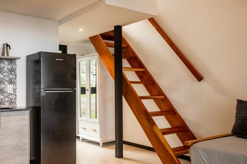 uma escada em espiral numa cozinha com um frigorífico em Tiny Homes Venao Cove em Playa Venao
