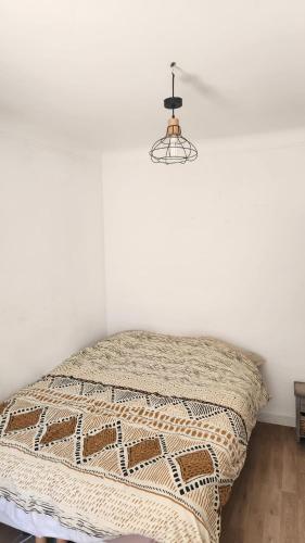 Ce lit se trouve dans un dortoir blanc doté d'une lampe. dans l'établissement Cannes Centre Palais Des Festivals Croisette, à Cannes