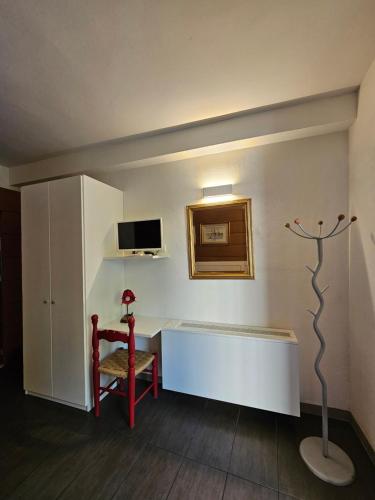 Habitación con mesa, silla y TV. en Toscani da sempre, en Pontassieve