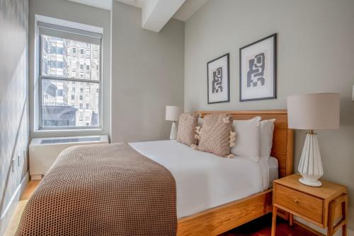 En eller flere senge i et værelse på FiDi 1BR w luxury Gym Doorman Rooftop NYC-13