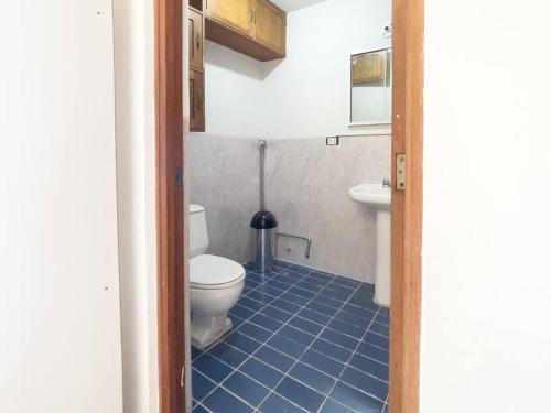 a bathroom with a toilet and a sink at Departamento con vista de Lima en San Borja in Lima