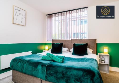 sypialnia z dużym łóżkiem i zielonymi ścianami w obiekcie Homely & Stylish Two Bedroom by AV Hughes Properties Short Lets & Serviced Accommodation Milton Keynes with Fast Wi-Fi & Free Netflix w mieście Milton Keynes