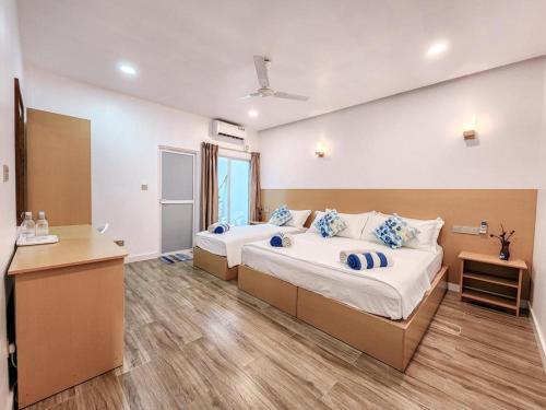 Кровать или кровати в номере Raalhu Fonu Maldives