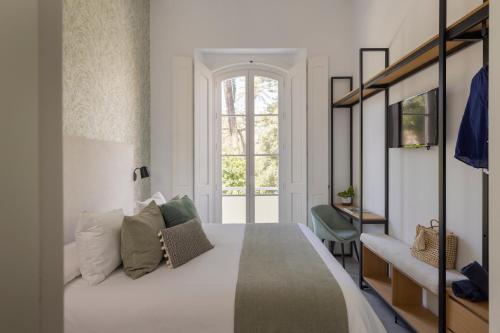 um quarto com uma cama grande e uma janela em Candelaria10 em Cádiz