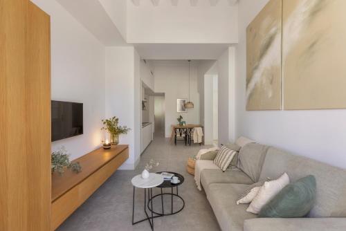a living room with a couch and a tv at Candelaria10 in Cádiz