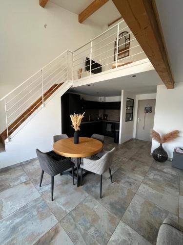 une salle à manger avec une table et des chaises dans l'établissement Loft à Lucciana, à Lucciana