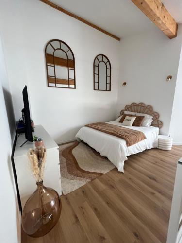 - une chambre avec un lit et un vase à l'étage dans l'établissement Loft à Lucciana, à Lucciana