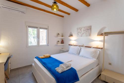 ein Schlafzimmer mit einem großen Bett in einem Zimmer in der Unterkunft Eressian Lodgings, Skala Eressos Beach in Skala Eresou