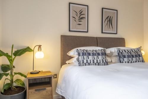 1 dormitorio con 1 cama y una maceta en The Pullman en Sheringham