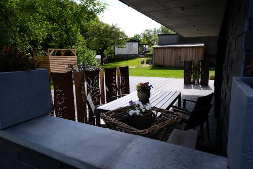 eine Terrasse mit einem Tisch und einer Topfpflanze darauf in der Unterkunft Ferienwohnung "See"-You in Schwerin