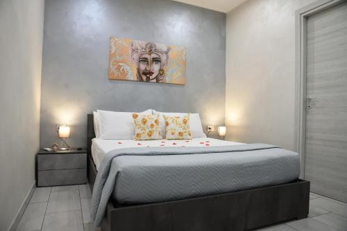 um quarto com uma cama com um quadro na parede em Casa vacanze La Dolce Casa em Catânia