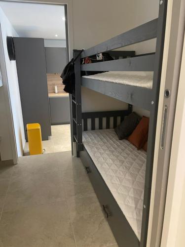 Cette chambre dispose de lits superposés et d'un escalier. dans l'établissement la brise du Brusc, à Six-Fours-les-Plages