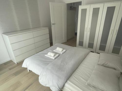 1 dormitorio con 1 cama con 2 toallas en Apartament Parking & Balkon, en Wroclaw