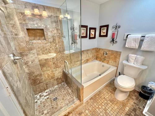 Un baño con ducha, bañera y WC. en 5197 Beachwalk, en Destin