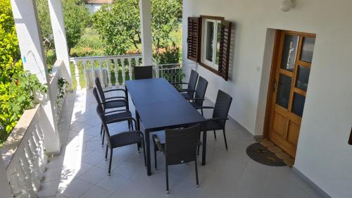 a patio with a table and chairs on a balcony at Batea 1 in Seline