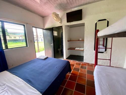 a room with a bed and a bunk bed at El Palmar in Guaduas