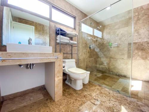 Ένα μπάνιο στο 2BR Condo in Paradise Resort at Riviera Maya