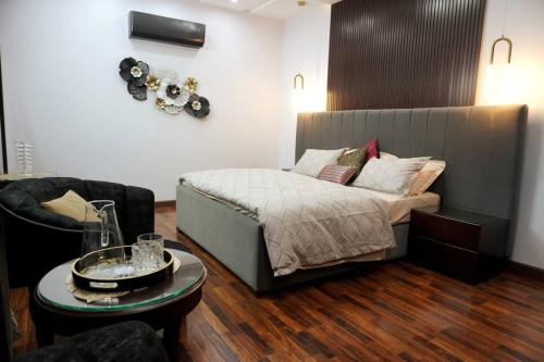 拉合爾的住宿－Newly built Villa in Lahore，一间卧室配有一张床、一把椅子和一张桌子