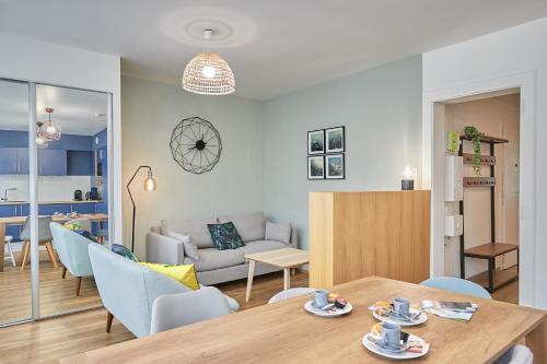 un salon et une salle à manger avec une table et des chaises dans l'établissement Florida emplacement parking, à Annecy