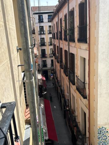 una vista de un callejón entre dos edificios en Centric 3ºD, en Madrid