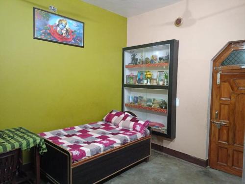 een kamer met een bed en een plank met medicijnen bij Sangeeta's in Ayodhya