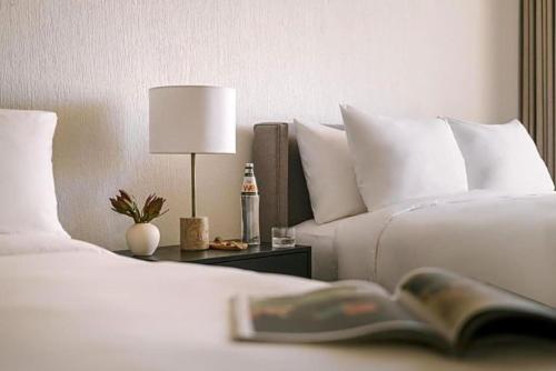 una camera d'albergo con due letti e un libro su un tavolo di The Monarch a Scottsdale