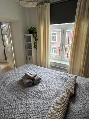 ハープサルにあるKarja Apartment with saunaのベッドとタオル2枚のある寝室