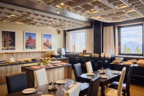 un restaurante con mesas y sillas y un buffet en Cerna Bouda, en Janske Lazne
