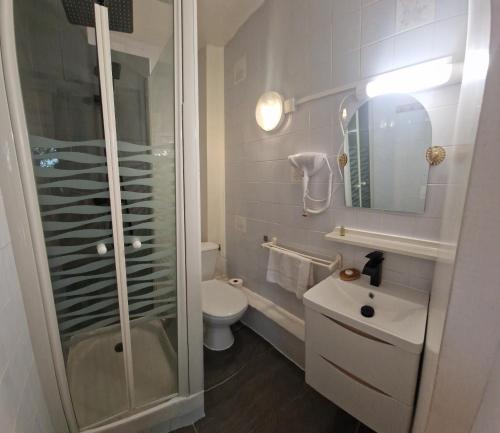 y baño con ducha, aseo y lavamanos. en Hôtel OpalOriental, en Boulogne-sur-Mer