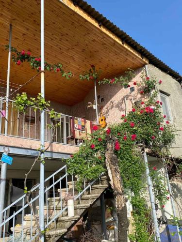 a house with flowers on the side of it at L House in Tʼelavi