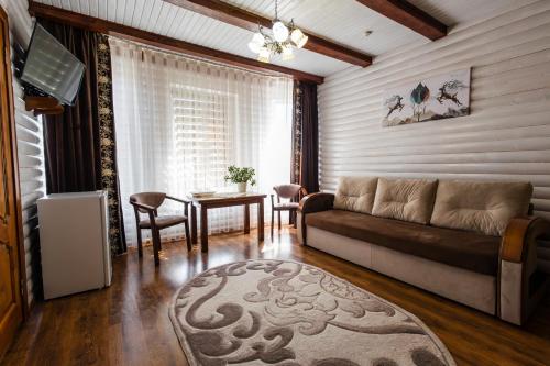 バコヴェルにあるVilla Anetのソファとテーブルのあるリビングルーム