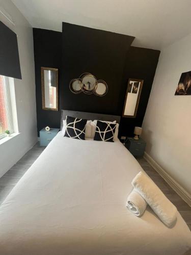 um quarto com uma cama grande e uma cabeceira preta em Perfect for Contractors' Accommodation em Seacombe