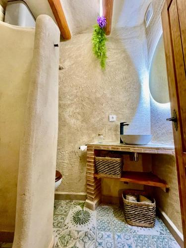 a small bathroom with a sink and a toilet at El Kubo in Olba
