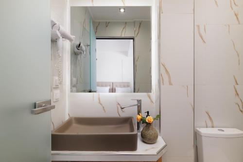 Santos Apartments & Studios في داسيا: حمام مع حوض ومرحاض