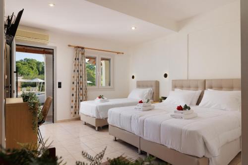 una camera con 2 letti e un balcone di Santos Apartments & Studios a Dassia
