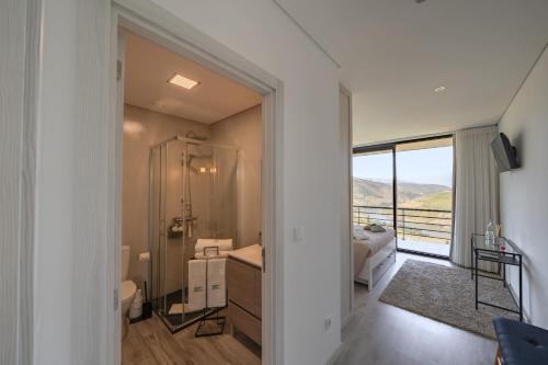 a bathroom with a shower and a sink and a toilet at Feel Discovery Alvim's Douro in Folgosa