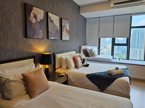 una camera d'albergo con due letti e una finestra di Stylish Ceylonz Suite near Bukit Bintang 4pax a Kuala Lumpur