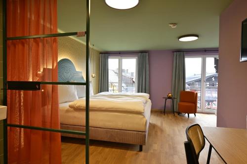 a bedroom with a bed and a table in a room at Schwarzes Rössl in St. Wolfgang
