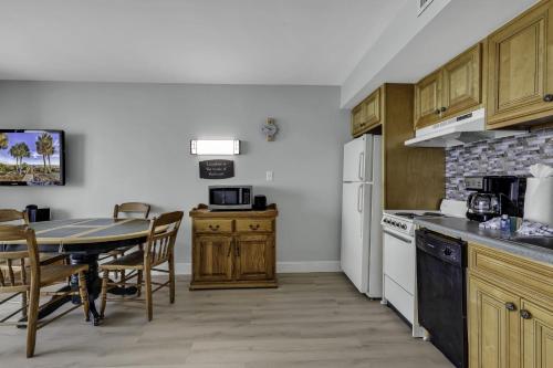 een keuken met een tafel en een eetkamer bij Scenic Views from the balcony at Ocean Forest Plaza Condos in Myrtle Beach