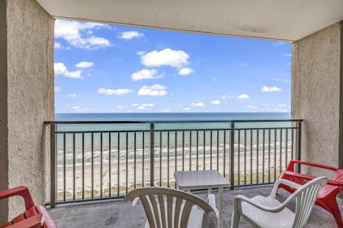 een balkon met stoelen en een tafel en uitzicht op het strand bij Scenic Views from the balcony at Ocean Forest Plaza Condos in Myrtle Beach