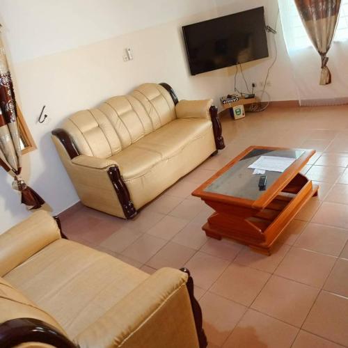 un soggiorno con divano e tavolino da caffè di Villa meublée Arconville 2 Chambre ad Abomey-Calavi