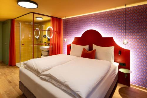 a bedroom with a large bed and a bathroom at Schwarzes Rössl in St. Wolfgang