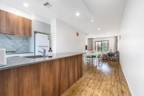 Η κουζίνα ή μικρή κουζίνα στο Light Filled 2BR 2BA Townhouse - Hosted by CanStay