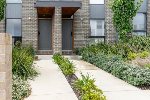 Κήπος έξω από το Light Filled 2BR 2BA Townhouse - Hosted by CanStay