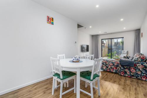 Μια τηλεόραση ή/και κέντρο ψυχαγωγίας στο Light Filled 2BR 2BA Townhouse - Hosted by CanStay
