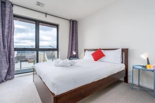 Ένα ή περισσότερα κρεβάτια σε δωμάτιο στο Light Filled 2BR 2BA Townhouse - Hosted by CanStay