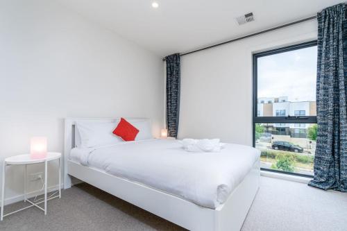 Ένα ή περισσότερα κρεβάτια σε δωμάτιο στο Light Filled 2BR 2BA Townhouse - Hosted by CanStay