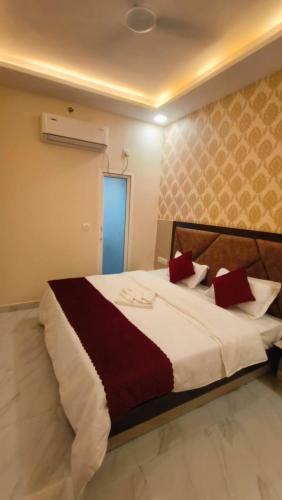 Krevet ili kreveti u jedinici u okviru objekta Goroomgo Prakash Residency Varanasi Near Kashi Vishwanath Temple