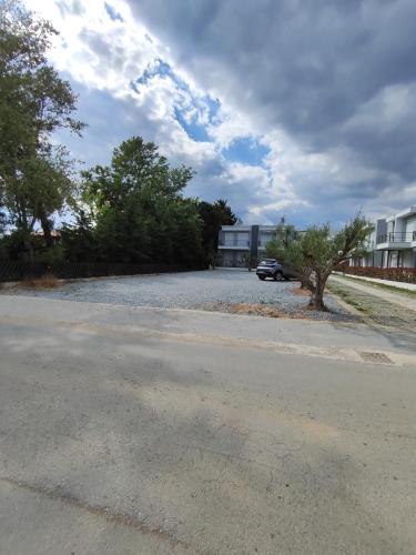 an empty street with a car parked in a parking lot at Little Star in Ofrínion