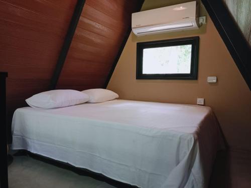 Katil atau katil-katil dalam bilik di River View Cabana